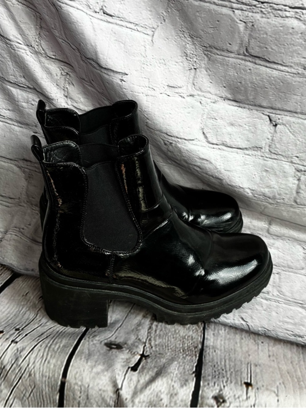 Diba Women’s Black Patent Chelsea Lug Sole Chunky Block Heel Pull On Boots 9.5 - Picture 2 of 14